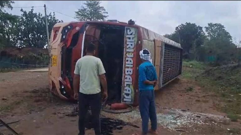 छत्तीसगढ़ में बड़ा सड़क हादसा: अनियंत्रित होकर पलटी बस, 10 यात्री हुए घायल
