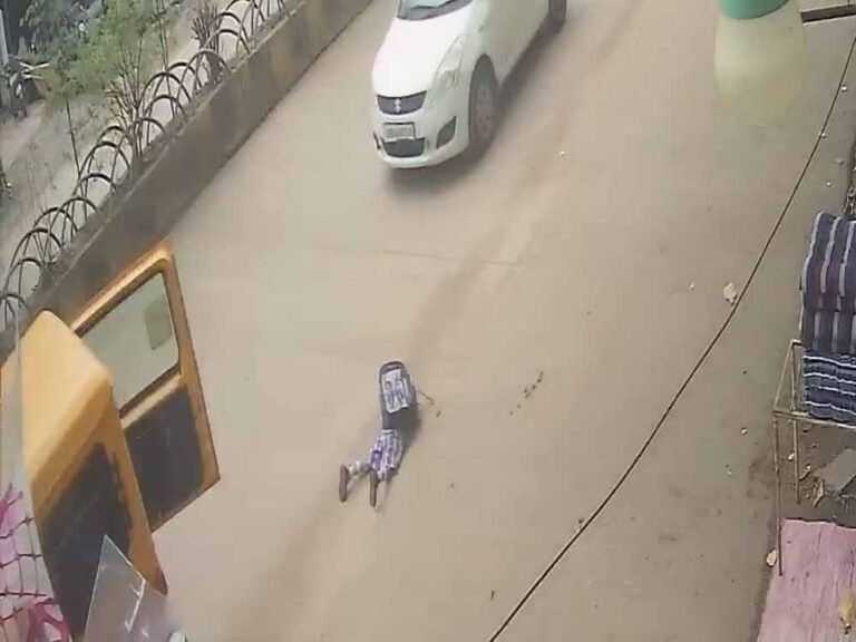छत्तीसगढ़ में स्कूल वैन से गिरा बच्चा, चलते वाहन का गेट खुलने से मचा हड़कंप