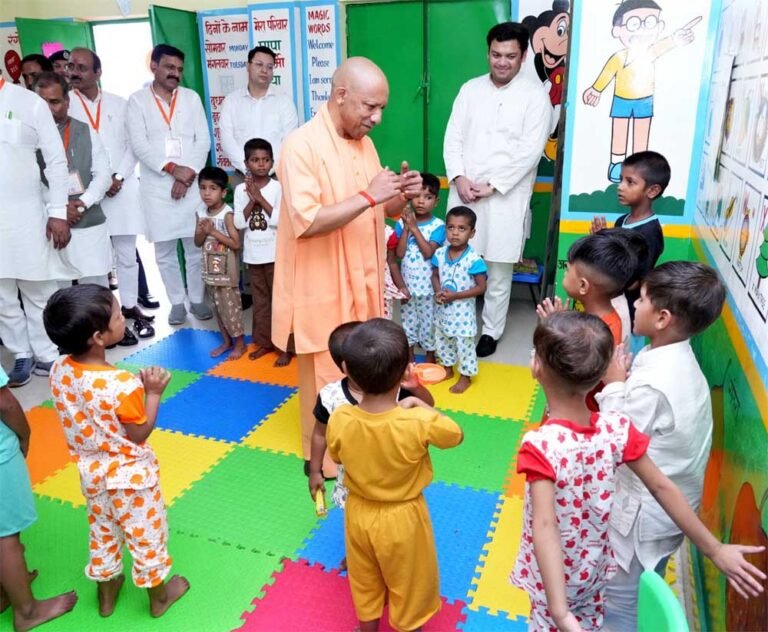 मुख्यमंत्री के हाथों किताब-कॉपी पाकर खिल उठे नौनिहालों के चेहरे