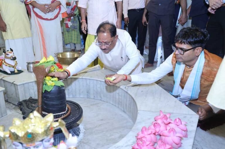 Chief Minister Vishnu Deo Sai visits Kosmanara on Guru Purnima; offers prayers at Satyanarayan Baba Dham.