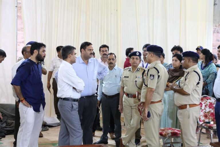 संभाग आयुक्त  शर्मा और आईजी मती वर्धन ने कार्यक्रम स्थल पर देखीं व्यवस्थाएं