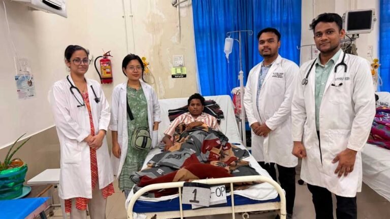 सिम्स बिलासपुर के चिकित्सकों की तत्परता से चाकू लगने से गंभीर घायल 15 वर्षीय किशोर को मिला नया जीवन’