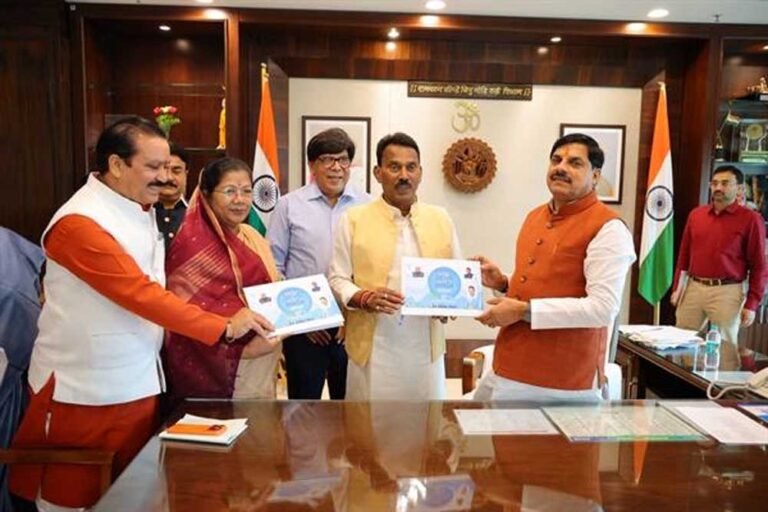 मुख्यमंत्री डॉ. यादव को जल संसाधन मंत्री  सिलावट ने अभियान की उपलब्धियां पर आधारित पुस्तिका की भेंट