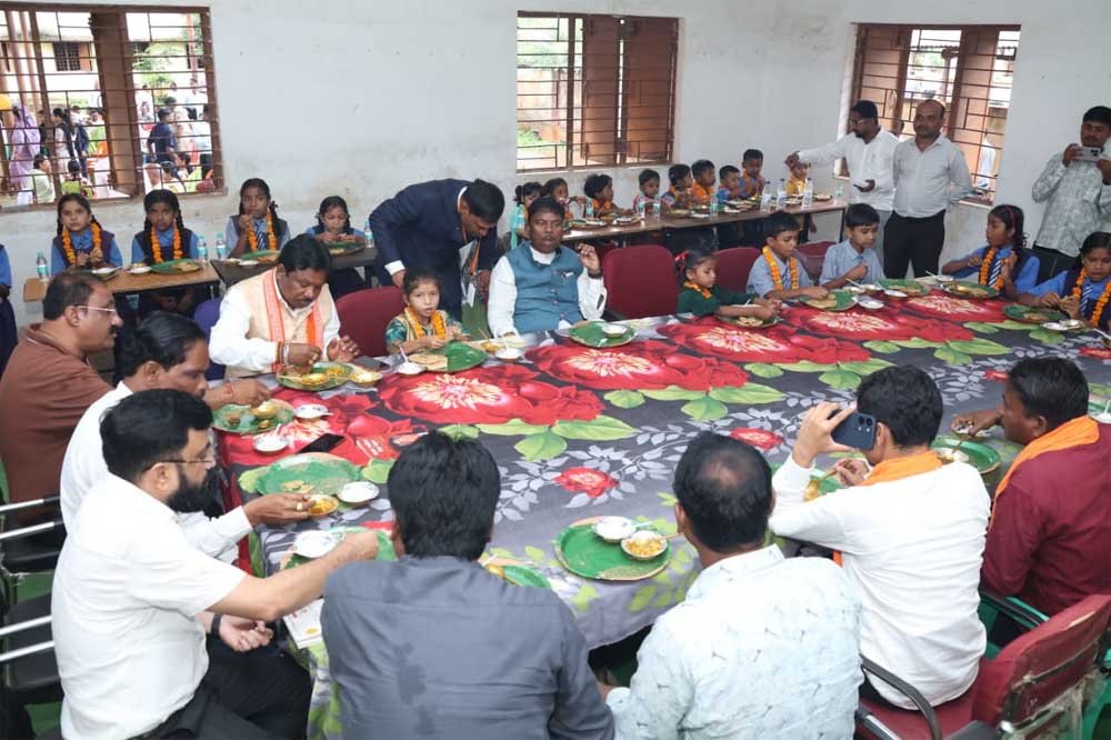 वन मंत्री  केदार कश्यप और सांसद  महेश कश्यप ने नवप्रवेशी बच्चों का किया आत्मीय स्वागत, नए स्कूल भवन का किया लोकार्पण