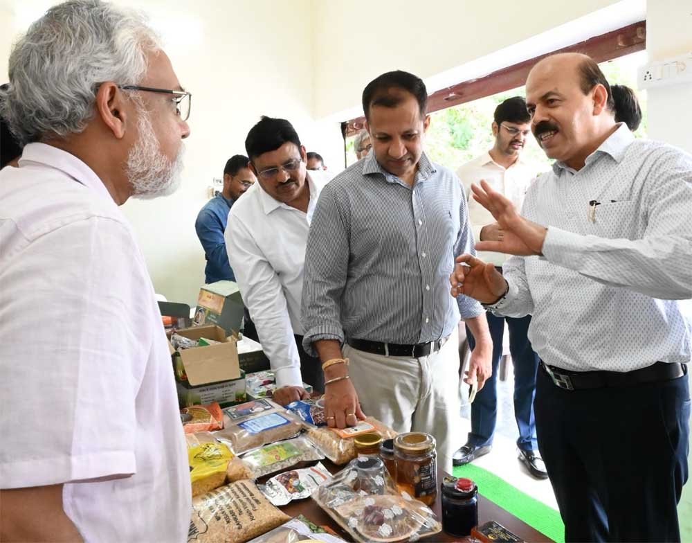कृषि विश्वविद्यालय में उपलब्ध अधोसंरचनाओं तथा अनुसंधान एवं विस्तार गतिविधियों का जायजा लिया