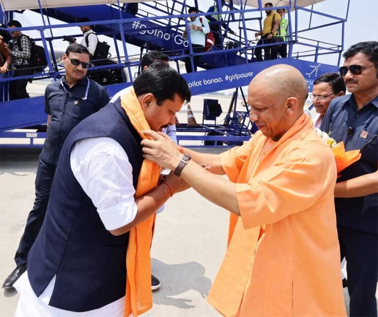 पहली बार लखनऊ पहुंचे भाजपा के राष्ट्रीय अध्यक्ष, सीएम योगी ने मंत्रियों व कार्यकर्ताओं से कराया परिचय