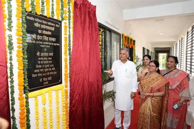शासकीय मोतीलाल विज्ञान महाविद्यालय में अत्याधुनिक प्रयोगशालाओं का किया लोकार्पण और बाउंड्रीवॉल एवं दो मुख्य प्रवेश द्वारों का किया भूमिपूजन