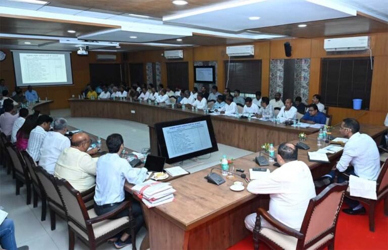 कार्यस्थलों का नियमित निरीक्षण कर हर महीने प्रगति की समीक्षा के दिए निर्देश