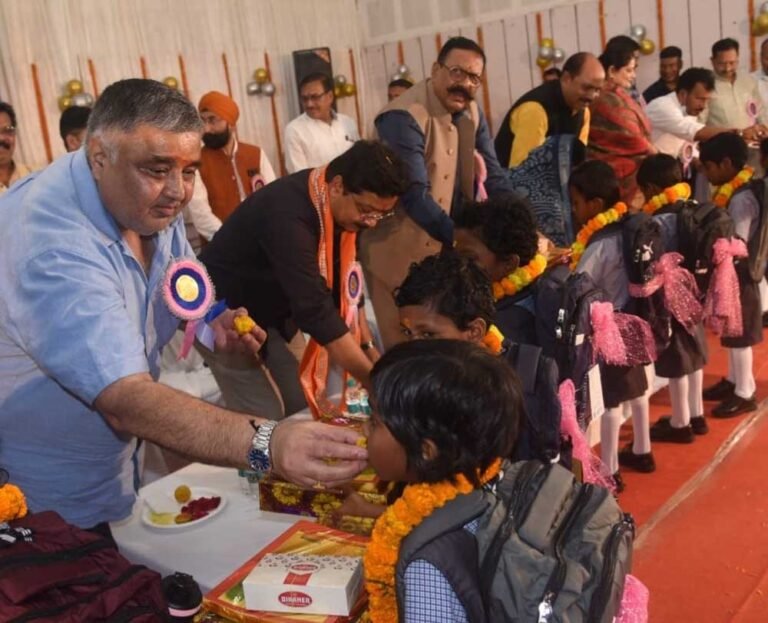 पर्यटन मंत्री  राजेश अग्रवाल ने  नवप्रवेशी बच्चों का किया आत्मीय स्वागत