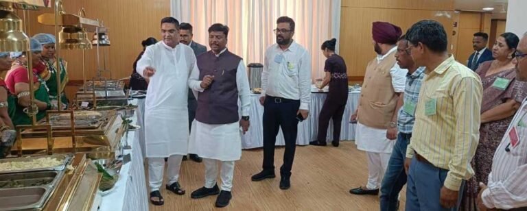 दीदियों के हुनर ने जीता जनप्रतिनिधियों का दिल