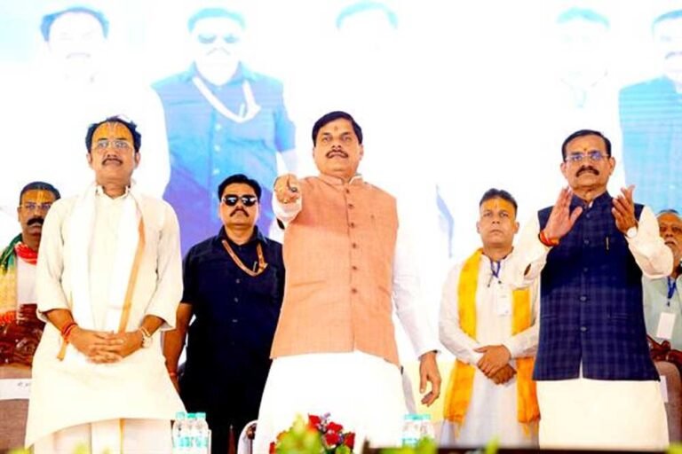 मुख्यमंत्री डॉ. यादव ने पन्ना में पर्यटन बढ़ाने के लिए नदी पर बने अनोखे ग्लास फ्लोर और व्यू प्वाइंट का लोकार्पण किया