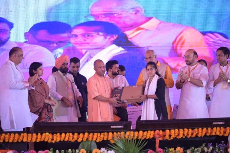 रामपुर में मिलक एवं बिलासपुर विधानसभा क्षेत्र में 700 करोड़ से अधिक लागत की 102 विकास परियोजनाओं का लोकार्पण/शिलान्यास किया मुख्यमंत्री योगी आदित्यनाथ ने
