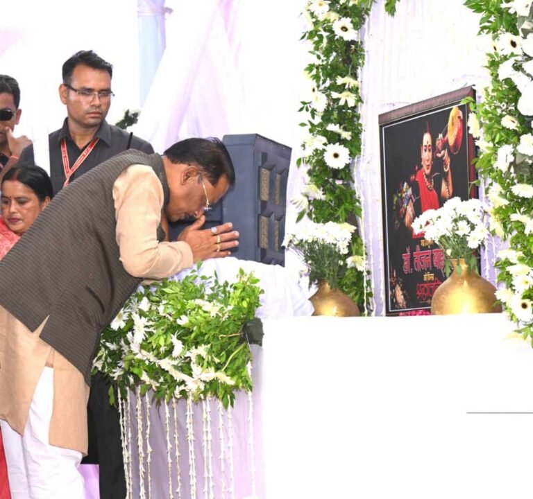 मुख्यमंत्री  विष्णुदेव साय ने पद्म विभूषण स्व. डॉ. तीजन बाई को दी भावभीनी श्रद्धांजलि : गनियारी में आयोजित दशगात्र एवं श्रद्धांजलि सभा में हुए शामिल