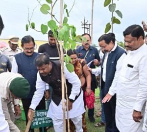 सहकारिता मंत्री केदार कश्यप ने खुद उड़ाया ड्रोन