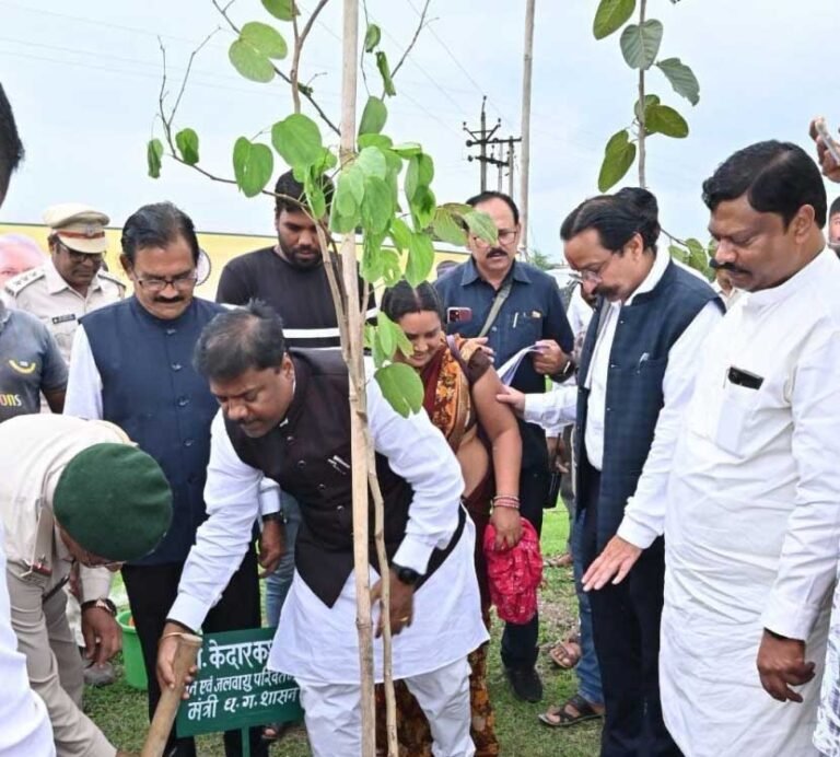 सहकारिता मंत्री केदार कश्यप ने खुद उड़ाया ड्रोन