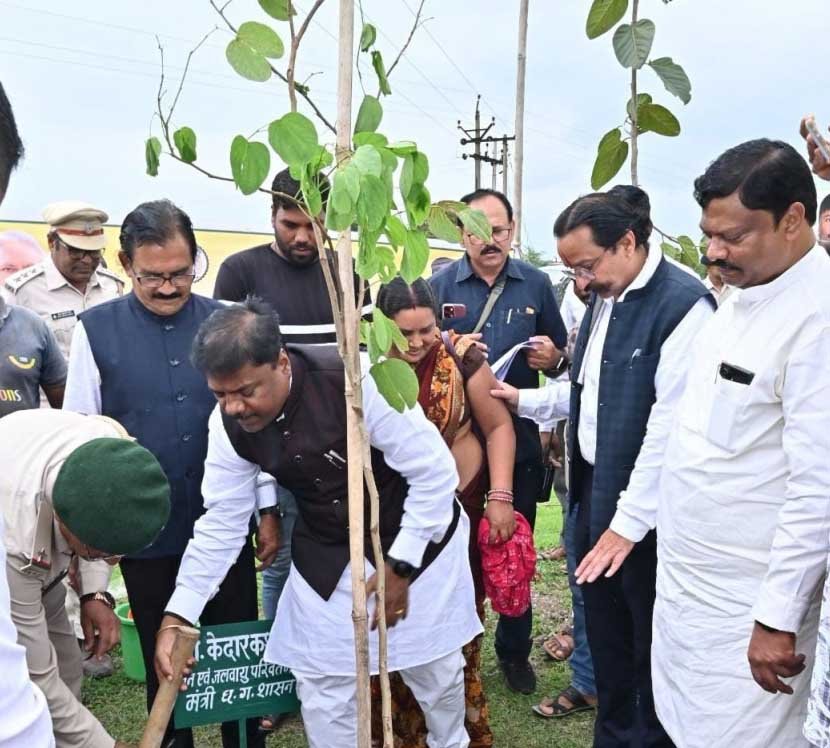 सहकारिता मंत्री केदार कश्यप ने खुद उड़ाया ड्रोन