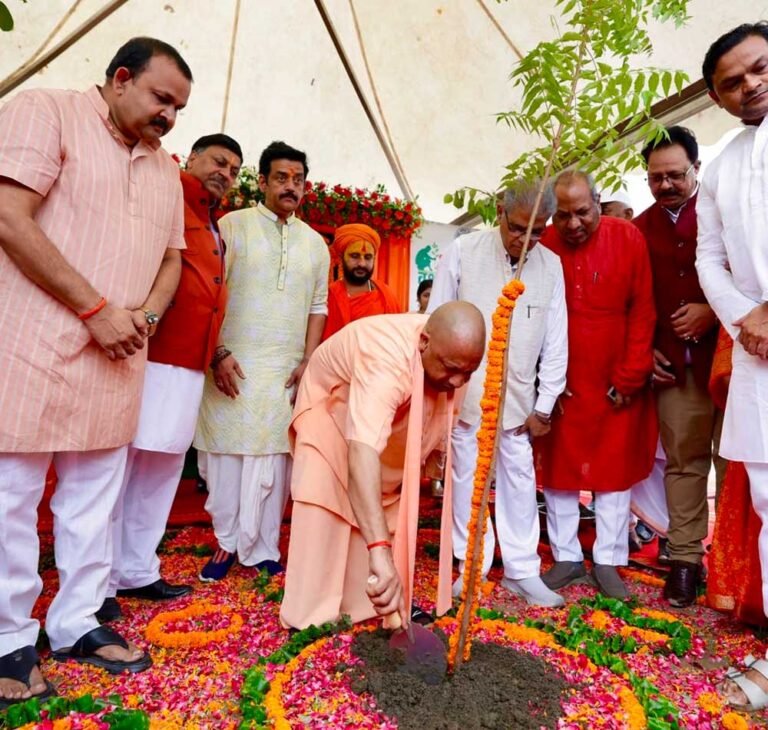 सोनभद्र जनपद ने 1.68 करोड़ से अधिक पौधरोपण के साथ मारी बाजी, प्रदेश में रहा प्रथम