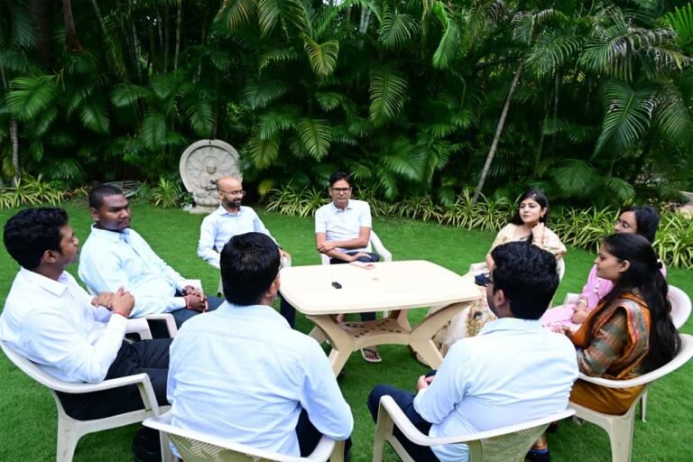 रायपुर में हुई आत्मीय भेंट, वित्त मंत्री ने दी बधाई और उज्ज्वल भविष्य के लिए शुभकामनाएं