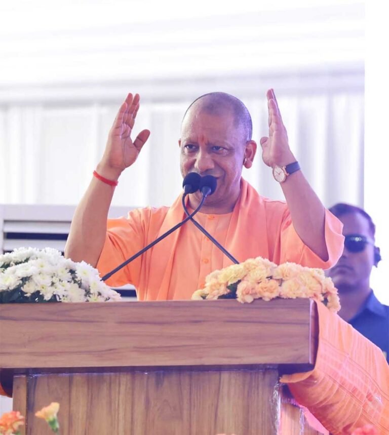 सपा-कांग्रेस पर सीएम ने साधा निशाना, बोले- इन्ही लोगों ने श्रीकृष्ण जन्माष्टमी, रामनवमी की शोभायात्रा और दुर्गा पूजा के पंडालों पर रोक लगाई थी
