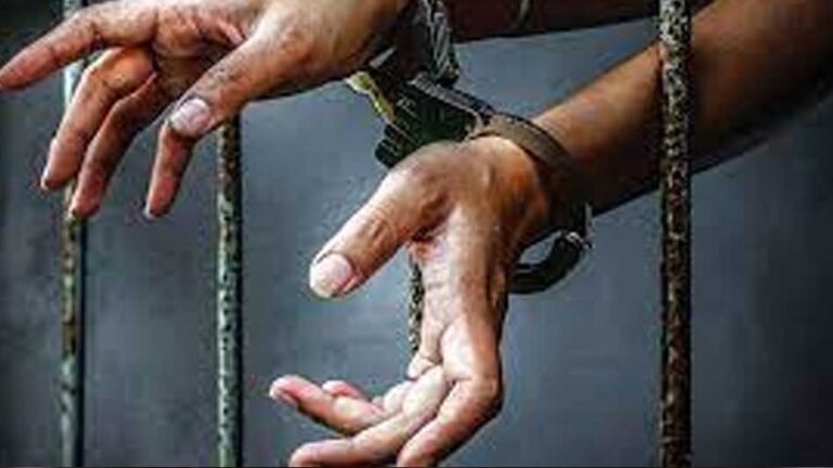 दिवंगत आरक्षक के परिवार से 19 लाख की उगाही का मामला, थाना प्रभारी गिरफ्तार, वकील फरार