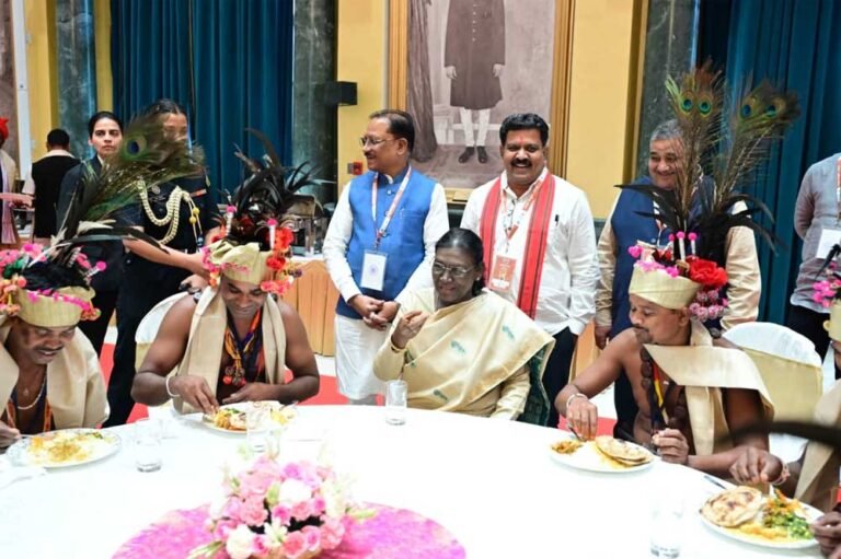 महामहिम राष्ट्रपति  द्रौपदी मुर्मु के आत्मीय स्वागत से बस्तर का प्रतिनिधिमंडल हुआ अभिभूत