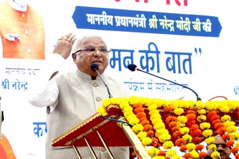 प्रधानमंत्री की “मन की बात” राज्यपाल ने सुनी छात्राओं के साथ