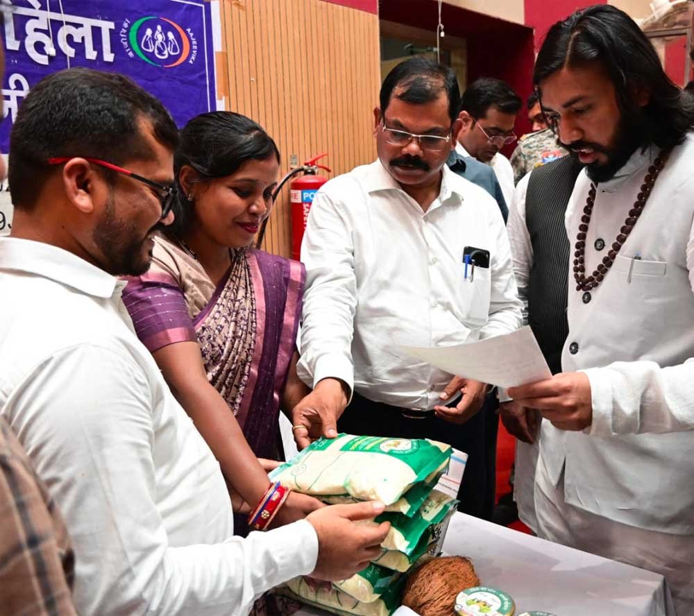 बिहान से जुड़ी स्व-सहायता समूहों की महिलाओं के जैविक उत्पाद को जनप्रतिनिधियों और नागरिकों का भरपूर समर्थन