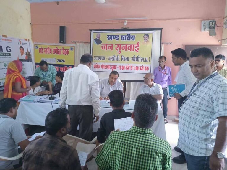 उपखंड स्तर पर जनसुनवाई को मिला नया आयाम, कलेक्टर ने मझौली में सुनीं आमजन की समस्याएं
