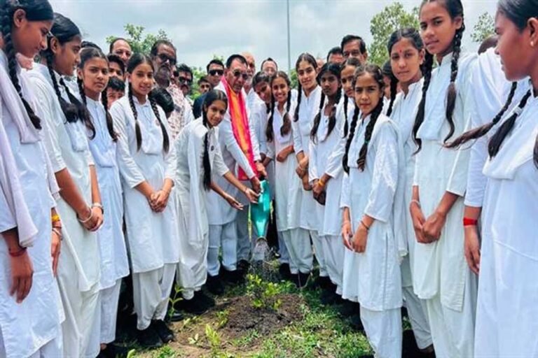 हरियाली महोत्सव के अंतर्गत हुआ पौध-रोपण