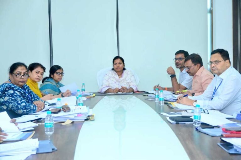 बस्तर प्रवास के अनुभवों के आधार पर मंत्री  लक्ष्मी राजवाड़े ने ली उच्चस्तरीय समीक्षा बैठक