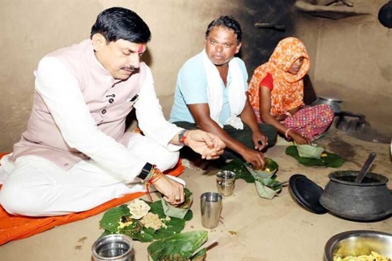 मुख्यमंत्री थांदला में पहुंचे  बसंत सिंह बामनिया के घर
