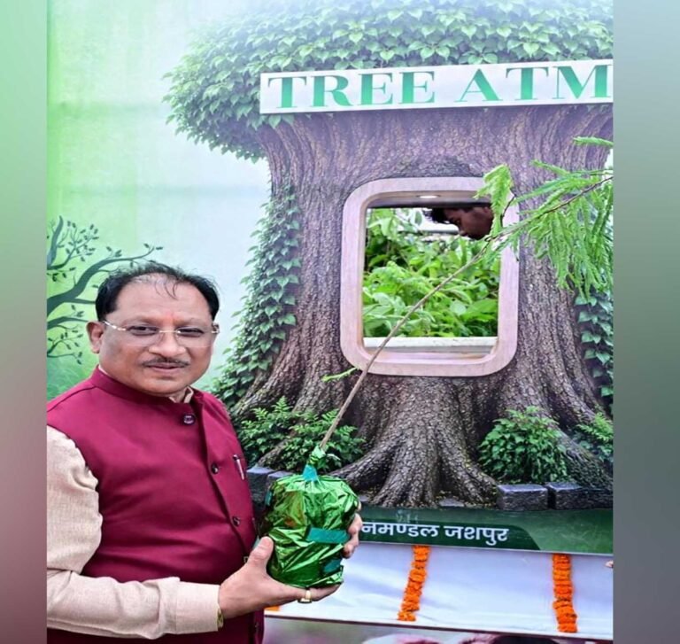 मुख्यमंत्री  विष्णुदेव साय ने ट्री एटीएम को हरी झंडी दिखाकर किया रवाना