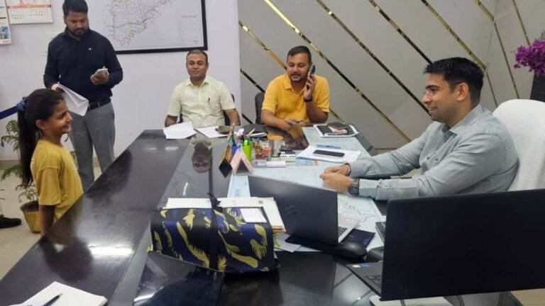 ‘डीएम अंकल मेरा काम कर देंगे?’ बच्ची की बात ने खींचा सबका ध्यान