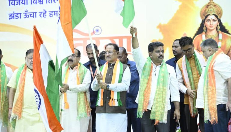 छत्तीसगढ़ में तिरंगा यात्रा का भव्य आयोजन, CM विष्णु देव साय ने हाथ में तिरंगा लेकर की अगुवाई