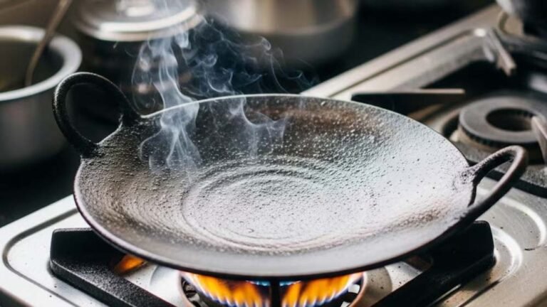 गर्म तवे पर पानी डालना क्यों माना जाता है अशुभ? जानिए वास्तु मान्यता