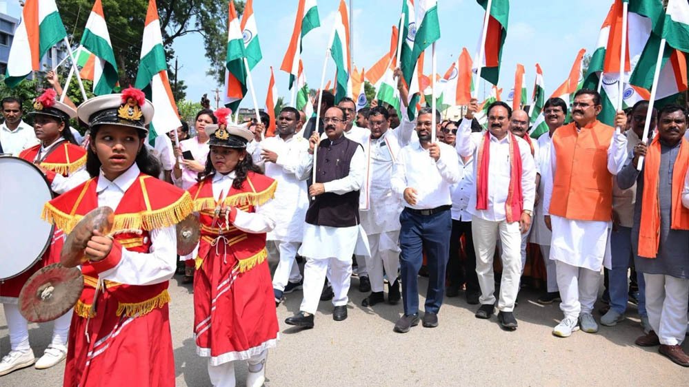 देशभक्ति के रंग में रंगा शहर, उपमुख्यमंत्री अरुण साव की अगुवाई में निकली भव्य तिरंगा यात्रा