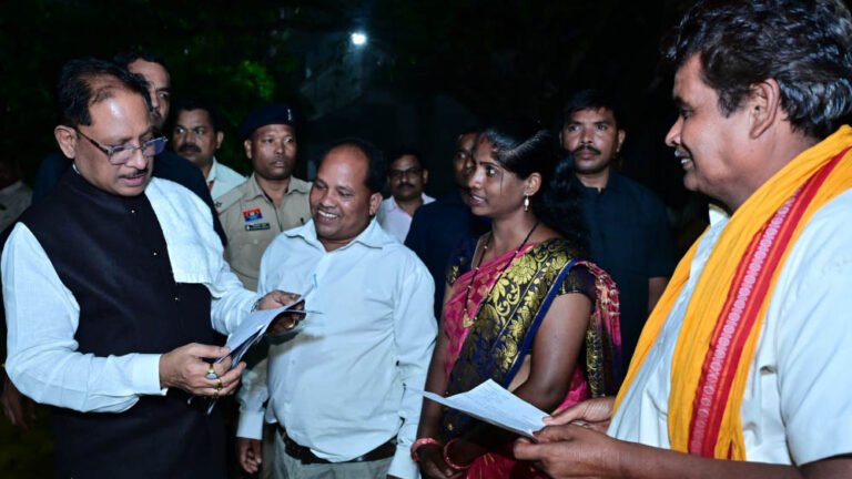 रायपुर: बगिया में CM विष्णु देव साय ने सुनी आम लोगों की समस्याएं, अधिकारियों को दिए सख्त निर्देश