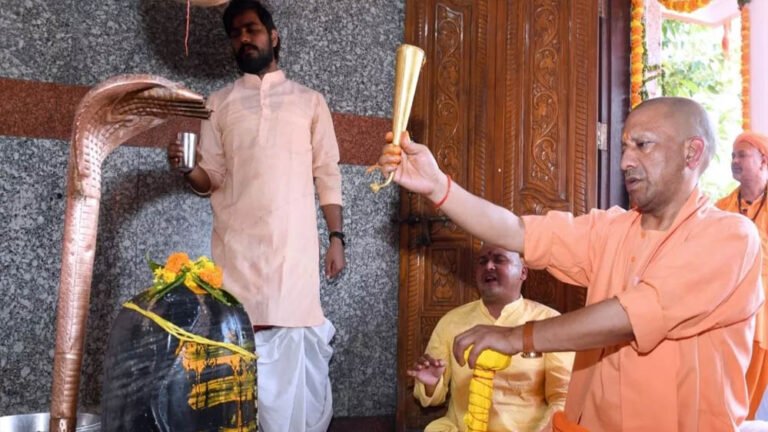 रुद्राभिषेक कर CM योगी ने की लोक मंगल की कामना, शिव साधना में लीन दिखे मुख्यमंत्री