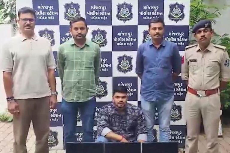 10वीं पास युवक का शातिर खेल! ऐप बनाकर लोगों से करवा रहा था अश्लील काम, फ्लैट से चला रहा था धंधा