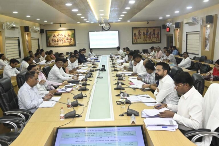 प्रभारी सचिव ने विभागवार योजनाओं और कार्यक्रमों की प्रगति की समीक्षा की