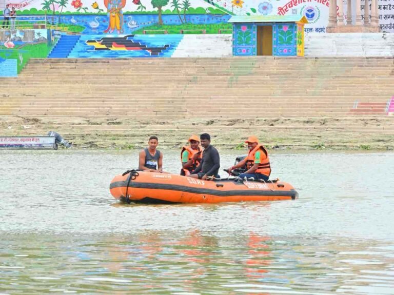 जिंदगी बचाने के लिए नदी में उतरी पीएसी, बाढ़ राहत दल ने युवक को सफलतापूर्वक रेस्क्यू किया