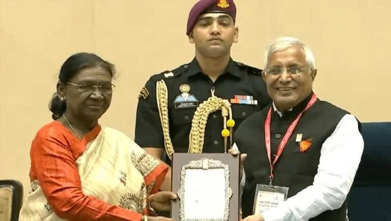 रंगमंच की 50 साल की साधना को सलाम! राष्ट्रपति मुर्मू ने सतीश दवे को संगीत नाटक अकादमी पुरस्कार से नवाजा
