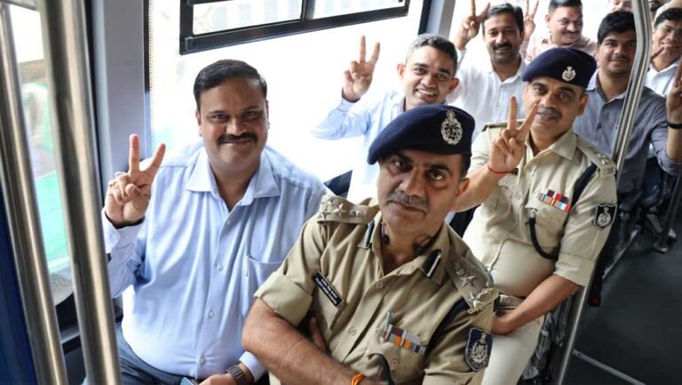 ईवी बस से जनविश्वास शिविर के लिए रवाना हुए संभागायुक्त,कलेक्टर एवं अन्य वरिष्ठ अधिकारी