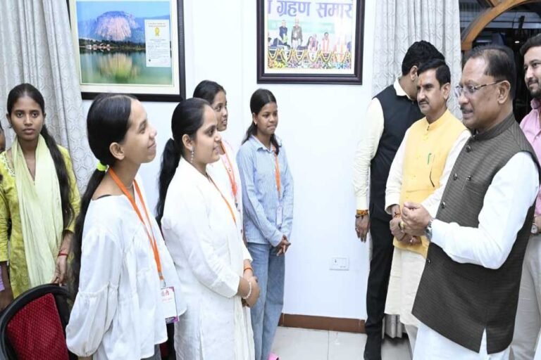 मुख्यमंत्री विष्णुदेव साय से सरगुजा के ग्रामीण अंचलों से शैक्षणिक भ्रमण पर आए मेधावी विद्यार्थियों ने की सौजन्य मुलाकात