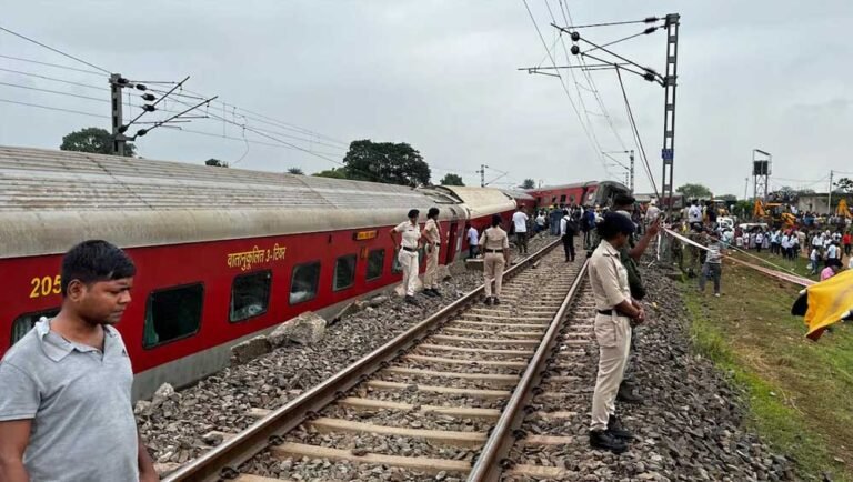 भारतीय रेलवे को लेकर चौंकाने वाला खुलासा, 26 साल में 4 हजार से ज्यादा हादसे और 3,594 मौतें