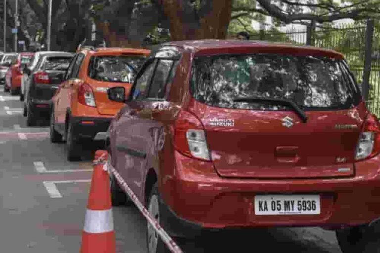 Bengaluru Parking Rules: फुटपाथ पर पार्किंग की तो नहीं बचेगी गाड़ी, भारी जुर्माने के साथ टोइंग की तैयारी