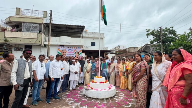 नगरी में विधायक अंबिका मरकाम ने फहराया तिरंगा, एकता और लोकतांत्रिक मूल्यों की रक्षा का लिया संकल्प