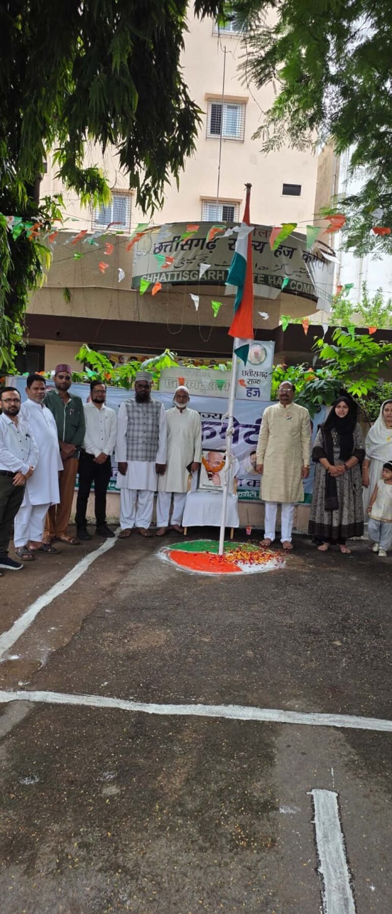 मिर्ज़ा एजाज़ बेग ने हज कमेटी कार्यालय में किया ध्वजारोहण