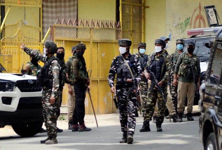 कश्मीर के ऊंचे इलाकों में तैनात CRPF जवानों को मिलेंगे हिमसुरक्षा कपड़े