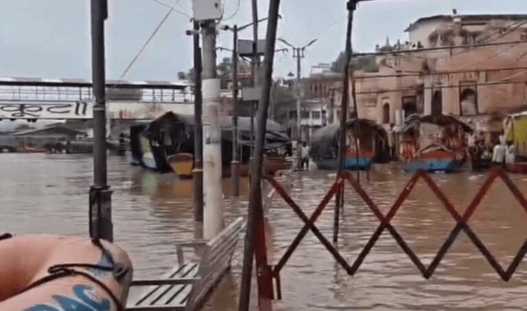 Chitrakoot Flood Alert: मंदाकिनी का जलस्तर बढ़ा, रामघाट खाली कराया; बैरिकेडिंग कर आवाजाही रोकी गई